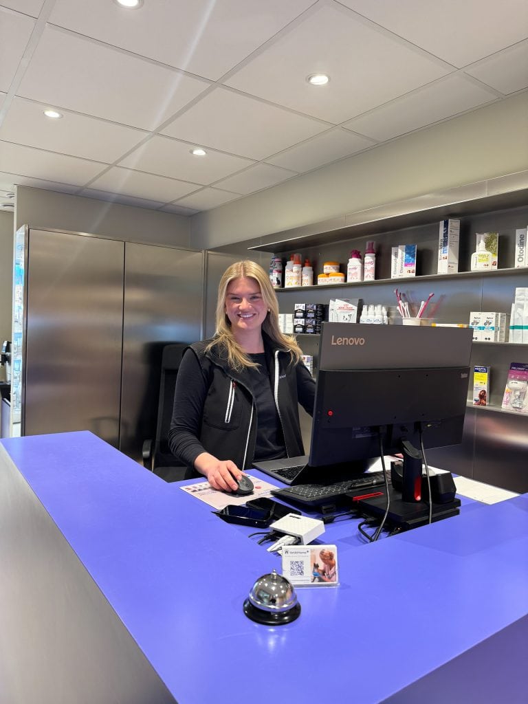 Felicia vid receptionsdisken – VetAtHome